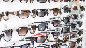 Choosing the right sunglasses | Eyeworldmarket
